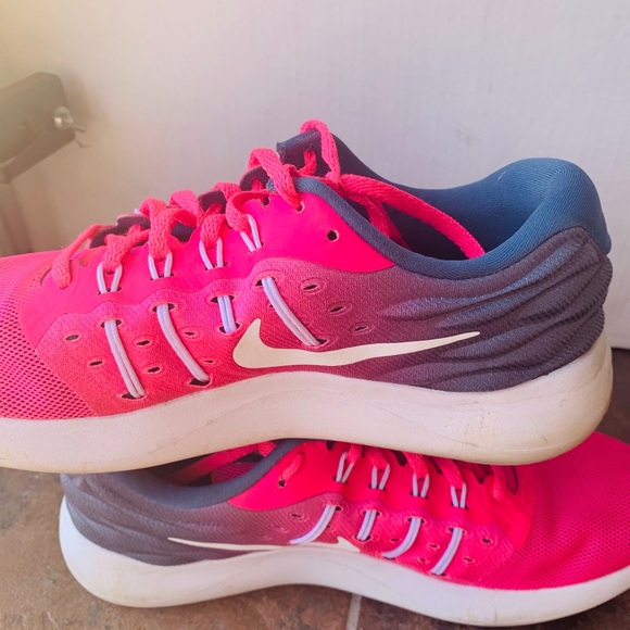 Nike - Picture 3 of 5